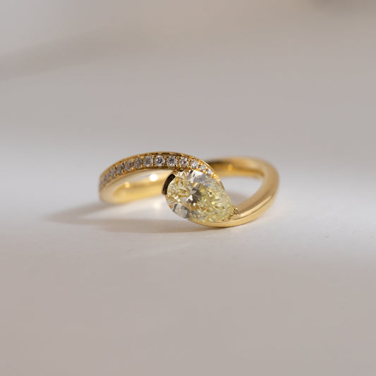 Pear Diamond Wavy Ring