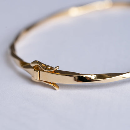 Twist Bangle with Pear Shape Diamond Bracelet