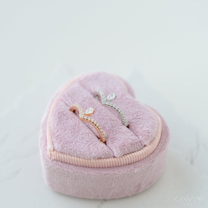 Nora Curved Ring with Pear Shape Diamond